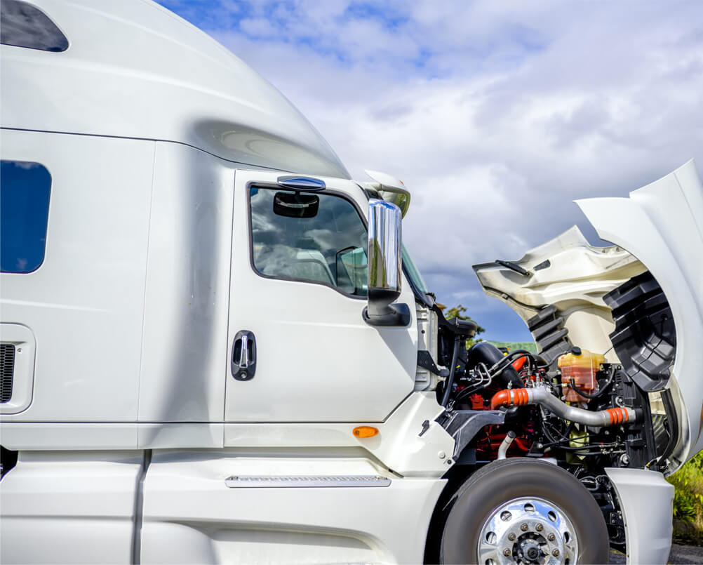 Camion lourd avec capot ouvert lors d'une entretien mécanique